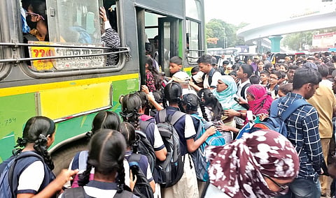 ‘पीएमपी’त दमछाक ! पुण्यात ‘पीक अवर’ला तुफान गर्दी