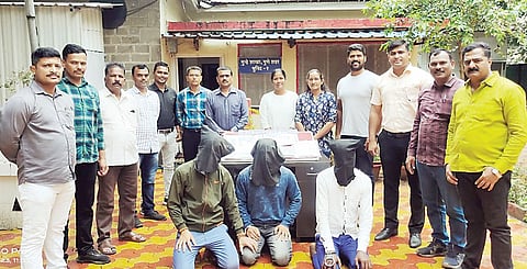 स्वारगेट गोळीबार प्रकरण : नोकराने टिप दिली अन् व्यापार्याला लुटले; मुख्य सूत्रधारासह तिघांना ठोकल्या बेड्या
