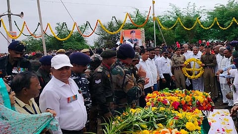 धुळे: शहीद मनोज माळी यांना शोकाकूल वातावरणात अखेरचा निरोप