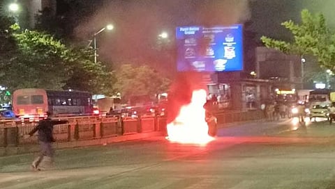 धावत्या मोटारीला आग; पुणे-सातारा रस्त्यावरील घटना