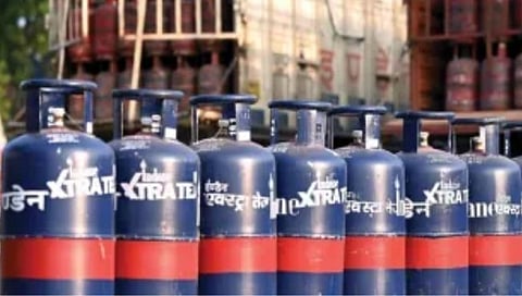 LPG ग्राहकांचे बजेट बिघडले! व्यावसायिक गॅस सिलिंडरच्या किमतींत वाढ, आजपासून नवीन दर लागू