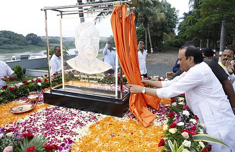 बाबूराव पाचर्णे स्मारकाचे लोकार्पण केल्या नंतर अभिवादन करताना अजित पवार