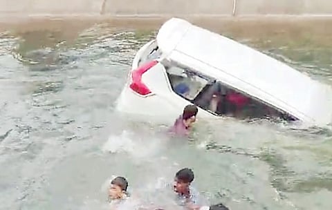 पुणे-सातारा महामार्गावरील धोम-बलकवडी कालव्यात कार कोसळली