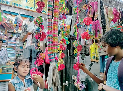 पिंपरी : फ्रेंडशिप बँडने सजली दुकाने