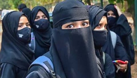 मुंबई : चेंबूरच्या आचार्य-मराठे महाविद्यालयात विद्यार्थिनींना बुरखा घालण्यास बंदी!