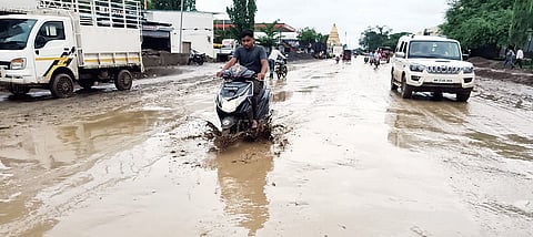 जामखेडकरांची वाट चिखलातून..! होणार्या त्रासाची रोहित पवारांनी घेतली दखल