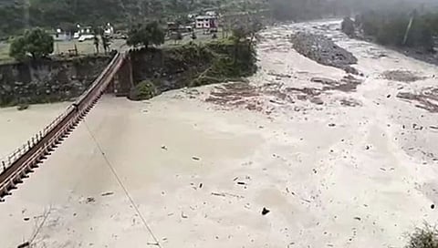हिमाचल प्रदेशात पावसाने कहर केला असू्न नद्यांना पूर आला आहे.
