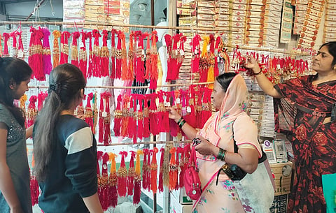 पिंपळे गुरव : आकर्षक राख्यांनी सजल्या बाजारपेठा