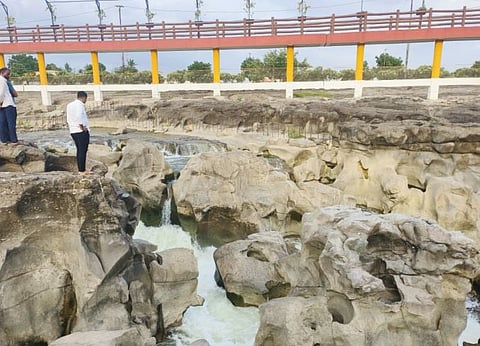रांजणखळग्यात पाय घसरून महिला पडली