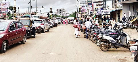 चर्होली फाटा येथे बेशिस्त पार्किंग; वाहतुकीस अडथळा