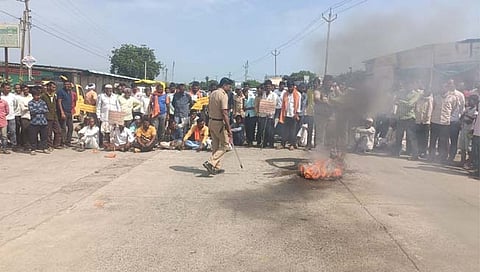 हिंगोली: पानकनेरगाव येथे गायरानमधील अतिक्रमण काढण्यासाठी रास्ता रोको