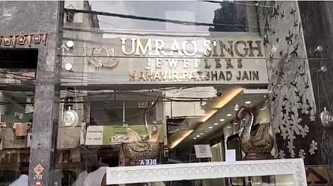 धक्कादायक…दिल्लीत ज्वेलर्स दुकान फोडून तब्बल २५ कोटींचे दागिने लंपास