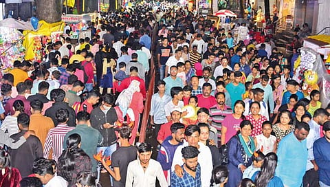 Kolhapur Ganeshotsav : शहरात देखावे पाहण्यासाठी जनसागर लोटला