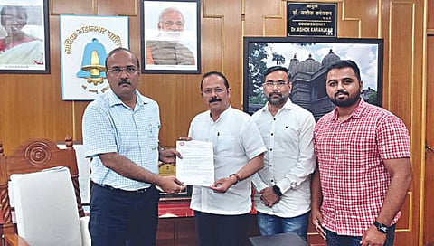 Nashik News : ३२ टक्के नाशिककरांना हवी पार्कींगसाठी जास्त जागा, शिवसेनेकडून वाहतूक सर्वेक्षण अहवाल सादर