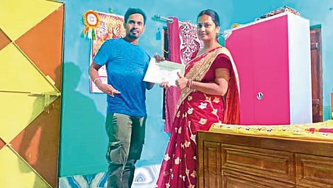 पठ्ठ्याने बायकोला गिफ्ट केला चंद्रावरील भूखंड