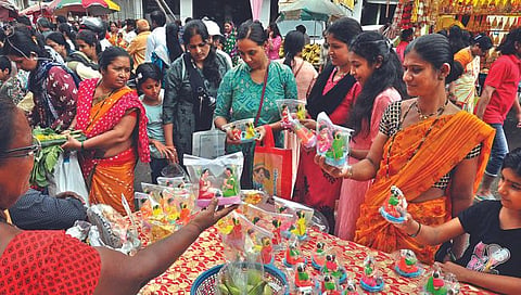 नाशिक : हरतालिका पूजनासाठी महिलांची लगबग