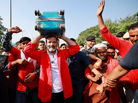 राहुल गांधींचे पुन्हा धक्कातंत्र, थेट हमाल होत वाहिले ओझे..!