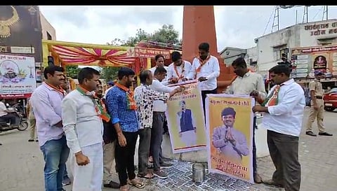 Baramati : बारामतीत भाजपकडून पडळकरांच्या प्रतिमेला दुग्धाभिषेक