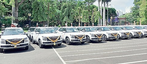 राज्यातील अधिकार्यांच्या दिमतीला आलिशान गाड्या; आरोग्यमंत्र्यांच्या हस्ते 46 वाहनांचे हस्तांतरण