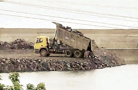 डबर टाकून भामा आसखेडचा जलसाठा बुजविल्याचा धक्कादायक प्रकार