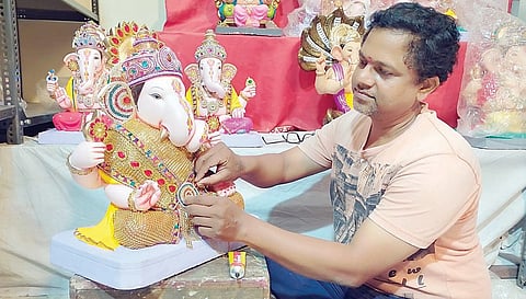 पुण्यात हिर्या-मोत्यांची पखरण अन् वस्त्रालंकार; रंगबिरंगी रत्नांनी सजल्या गणेशमूर्ती