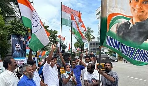 केरळच्या पुथुप्पल्ली विधानसभा मतदारसंघात जल्लाेष करताना काँग्रेस कार्यकर्ते.