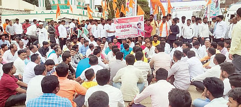 आरक्षणासाठी जामखेडला सकल मराठा समाजाचा दोन तास चक्का जाम