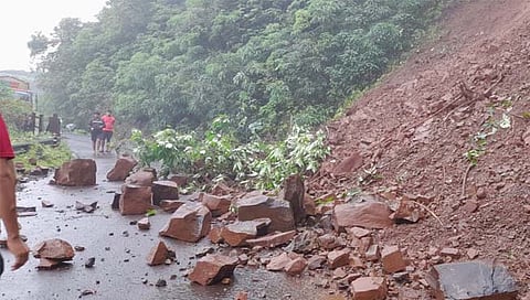 पोलादपूर – महाबळेश्वर मार्गावरील कुंभळवणेजवळ दरड कोसळली