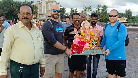 रत्नागिरी: गणेश विसर्जन मिरवणुकीची अमेरिकन तरुणांना भुरळ