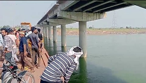 चंद्रपूर : वैनगंगा नदी पुलावरील खड्ड्यामुळे दुचाकीचा अपघात; तरुण वाहून गेला