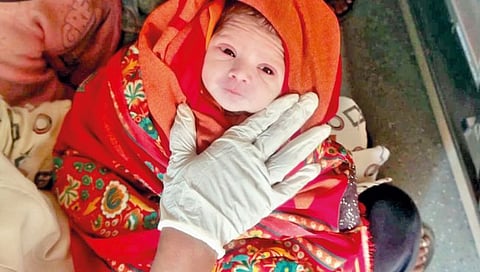 अन् रेल्वे स्थानकातून सुरू झाला ‘त्या’ बाळाच्या आयुष्याचा प्रवास!