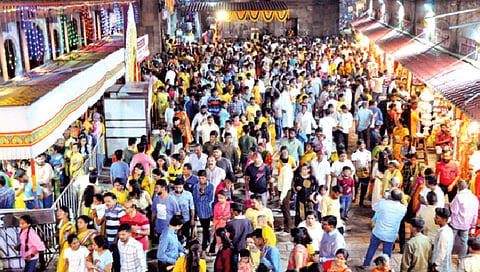 कोल्हापूर : अंबाबाईचरणी सव्वादोन लाख भाविक