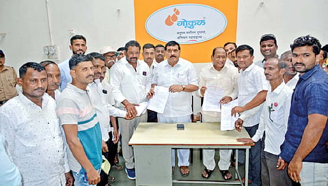 कोल्हापूर : गाय दुधाच्या खरेदी दरात कपात केल्याबद्दल ‘गोकुळ’समोर निदर्शने
