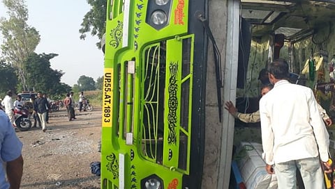 Accident : धुळे शहरालगत आराम बस उलटली, वीस प्रवासी जखमी