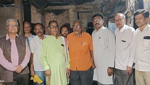 तर्कतीर्थांच्या पिंपळनेरातील घराला प्रा. राजा दिक्षीत यांनी दिली भेट