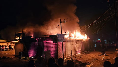 Nashik News: लासलगाव येथील टपरी मार्केट आगीत भस्मसात