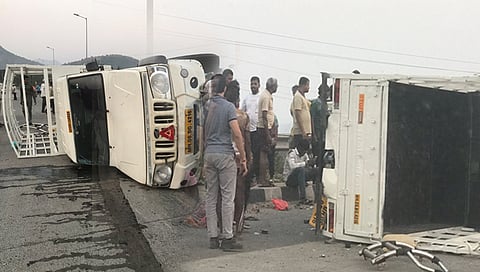 रायगड : मुंबई गोवा महामार्गावर दुभाजकाला धडकून टेम्पो पलटी; एक ठार तर सहा जण जखमी