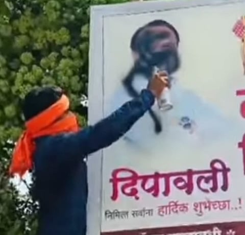 बारामतीमध्ये आता पोस्टर लावण्याचा नेत्यांसह कार्यकर्त्यांनीही घेतला धसका