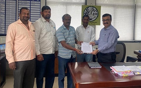 साखर आयुक्त डॉ. चंद्रकांत पुलकुंडवार यांना मागण्यांचे निवेदन देताना आंदोलन अंकुशचे शिष्टमंडळ.