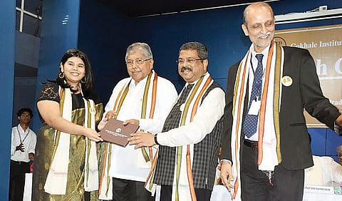 संस्थेच्या पदवी प्रदान सोहळ्यात केंद्रीय मंत्री धर्मेद्र प्रधान, उच्चशिक्षण मंत्री चंद्रकांत पाटील, संस्थेचे कुलगुरू अजित रानडे आदी.