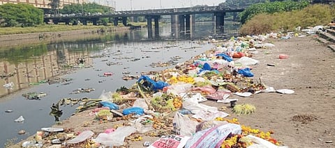 Pune News : घटाचे साहित्य थेट नदीपात्रात ; जागोजागी साचले कचर्याचे ढीग