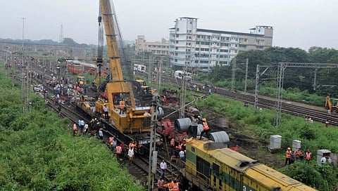 Goods Train Derails In Panvel: मालगाडी रुळावरून घसरली; २२ तासांपासून दुरूस्तीचे काम सुरू