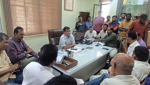 Sindhudurg News: कुडाळ येथे कंत्राटी कर्मचार्यांच्या प्रश्नावरून महावितरणचे अधिकारी, ठेकेदार धारेवर