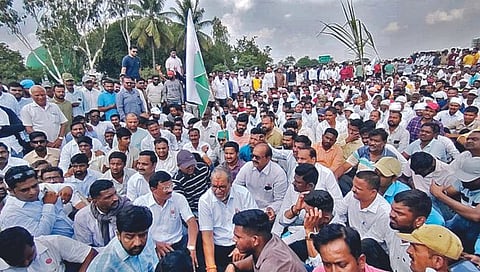 ‘स्वाभिमानी’ने नऊ तास महामार्ग रोखला