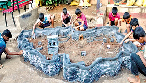 पस्तीस फूट लांबीचा प्रतापगड; चार फूट उंच रायगड