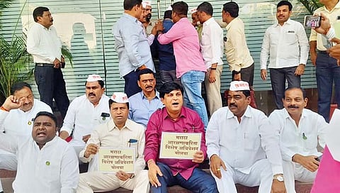 आमदारांनी मंत्रालयाच्या प्रवेशद्वाराला ठोकले टाळे