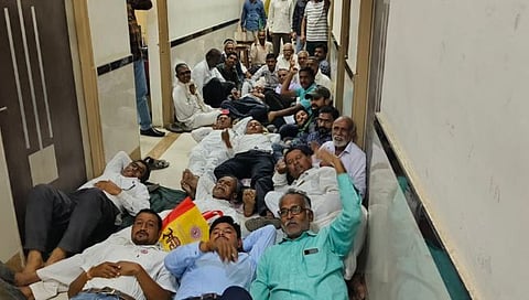 जळगाव : मोबदल्यासाठी शेतकऱ्यांचे झोपा काढा आंदोलन