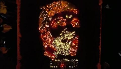 Diwali 2023 : कल्याणात दीड हजार दिव्यांनी साकारली छत्रपती शिवरायांची प्रतिकृती
