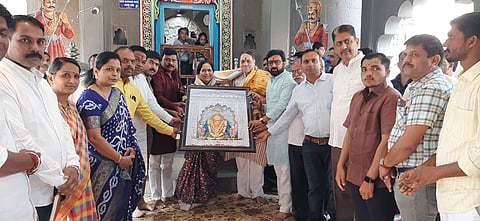सहकार मंत्री दिलीप वळसे पाटील ओझरच्या विघ्नहर चरणी नतमस्तक