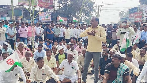 Swabhimani Shetkari Sanghatana protest: कोल्हापुरात ऊसदर आंदोलन तीव्र; जिल्ह्यात ठिकठिकाणी ‘स्वाभिमानी’चा चक्काजाम